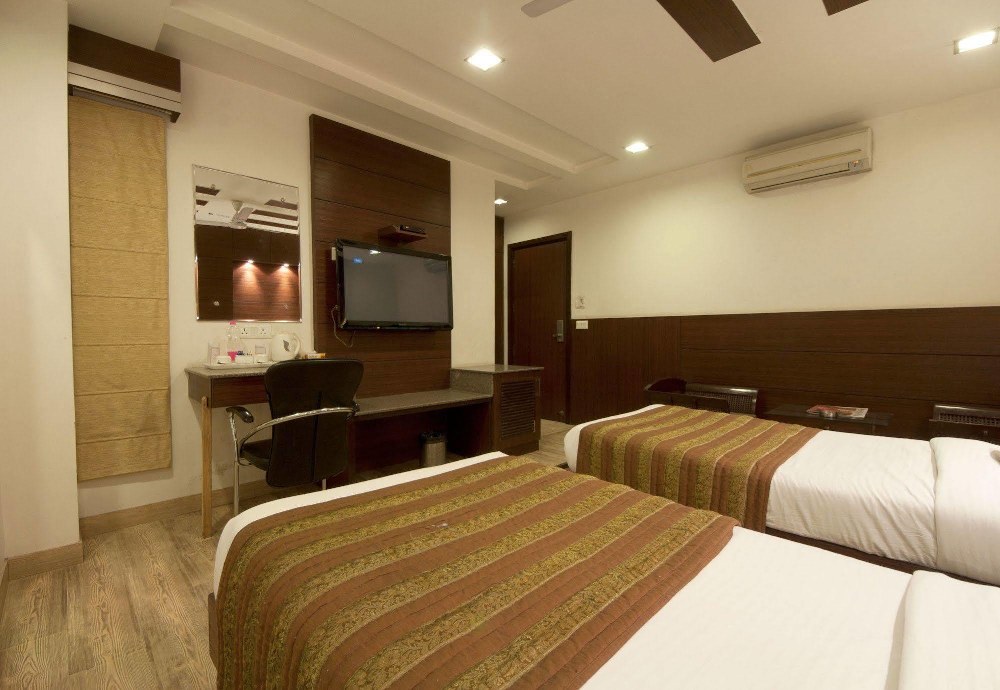 Hotel Amaltas International - Delhi-16 New Delhi Ngoại thất bức ảnh