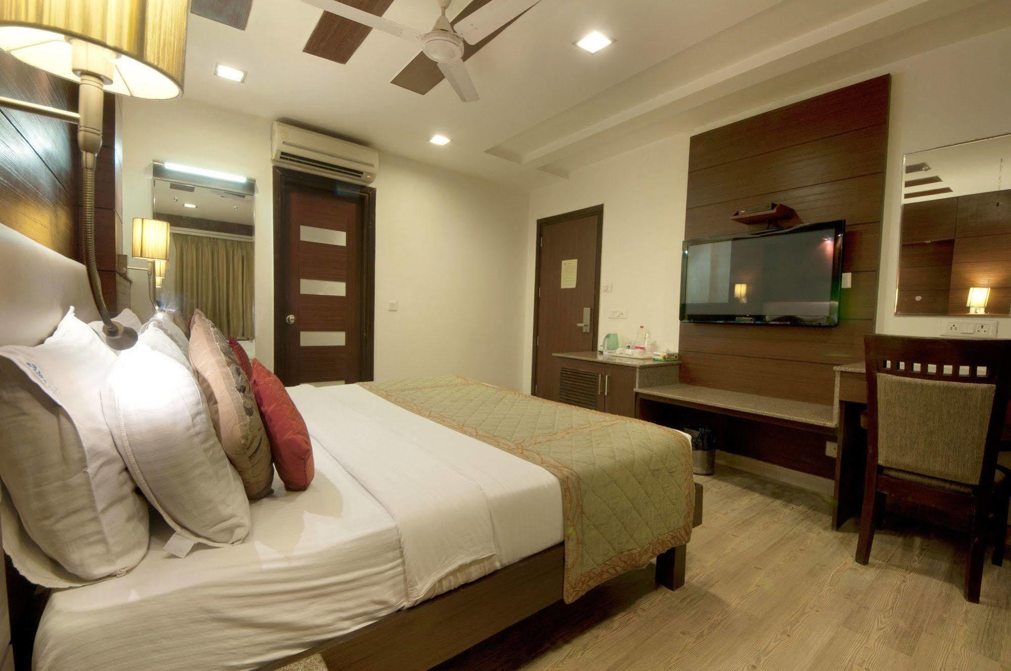 Hotel Amaltas International - Delhi-16 New Delhi Ngoại thất bức ảnh